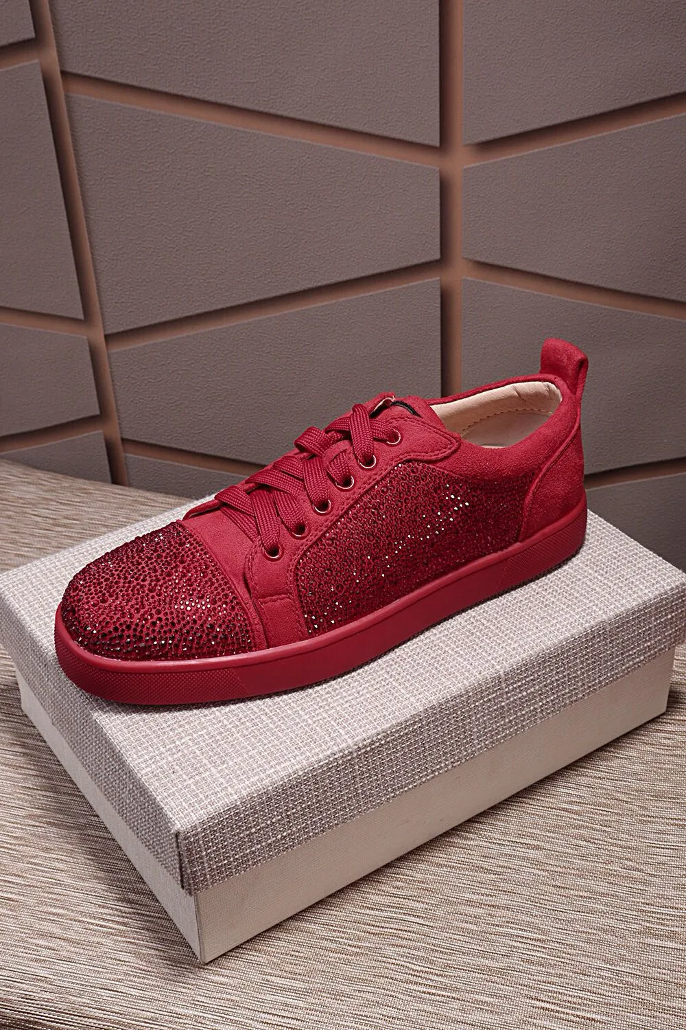 Men's shoes 💰: 460💰christian louboutin (CL red sole shoes) counter hot diamond series, casual sneakers for couples 📢 📢 📢 Exclusive hot style release🎈🎈💪Movable latex feet👻Finished outsole line [Proud]😝Female 35-40# Male 38#-46, global supply😝 [Top version]: Original imported cowhide frosted upper, top original leather lining, original molded TPU outsole, original 1:1 detail processing, original shoe last.